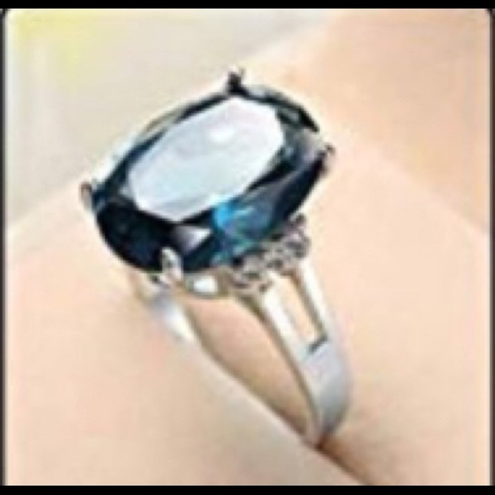 Womens fashion silvertone ring with blue stone siz - Picture 2 of 3
